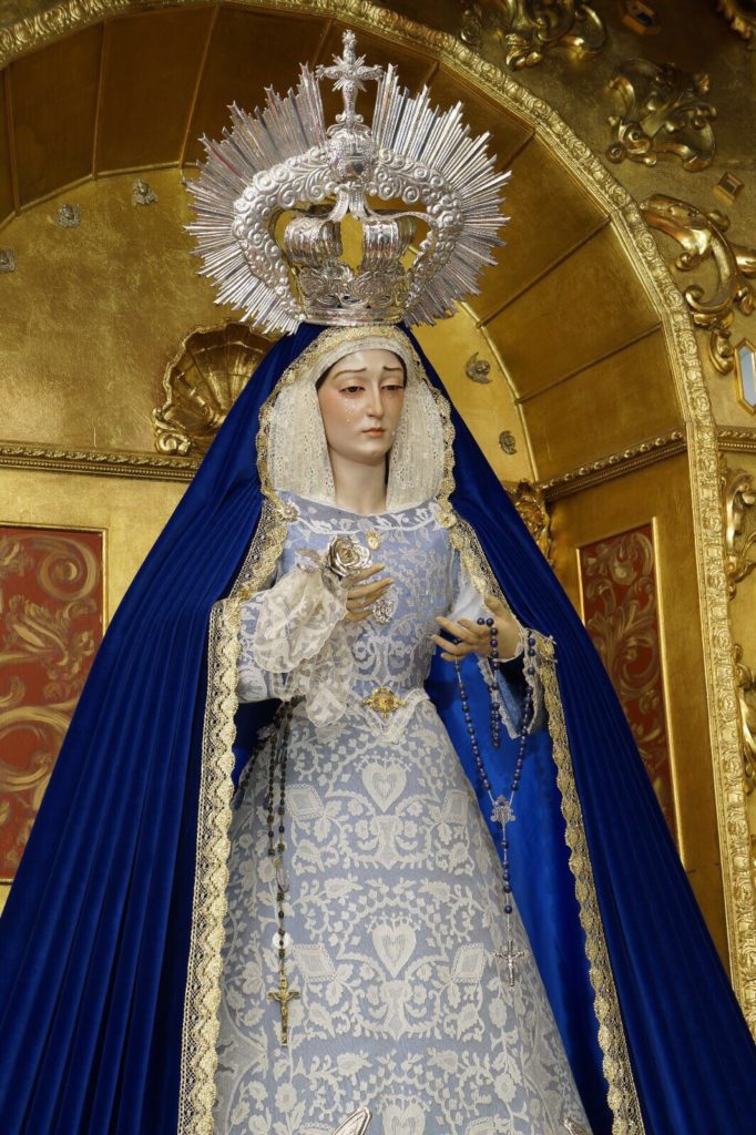 Excéntrico Enredo río La vestimenta de María Santísima de la Amargura Coronada y el calendario  litúrgico | Cofradía del Huerto